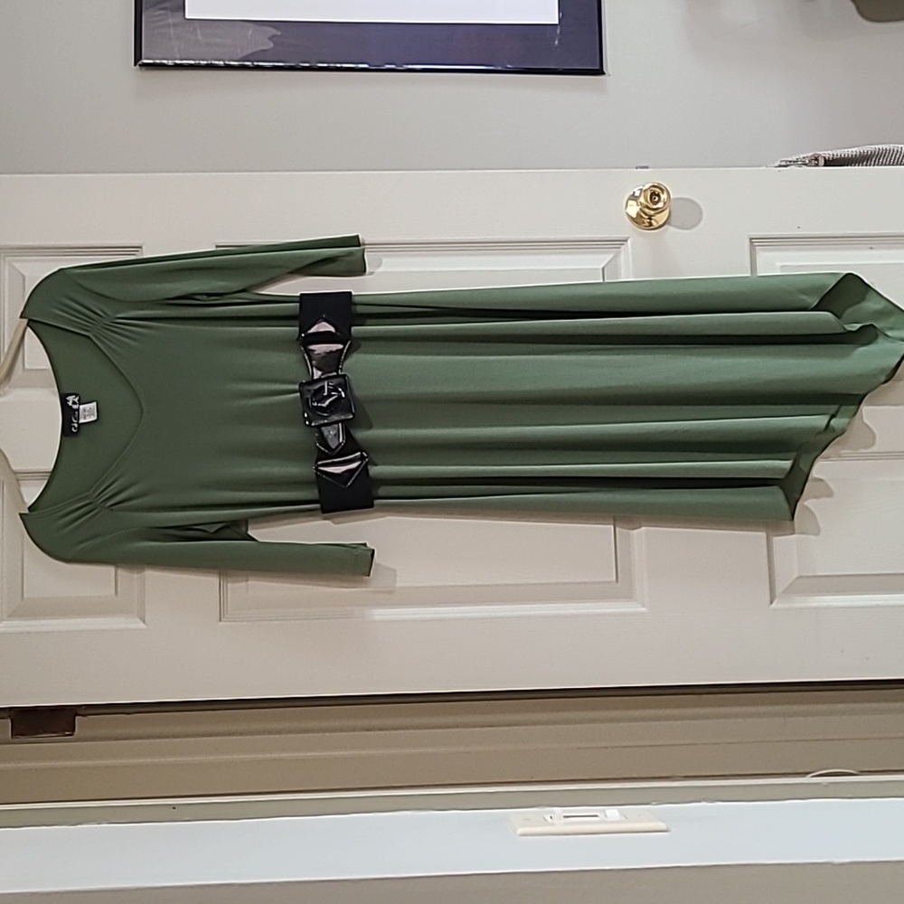 CSCStudio green asymmetrical midi hemline, 3/4 sleeve dress w removable belt. S.